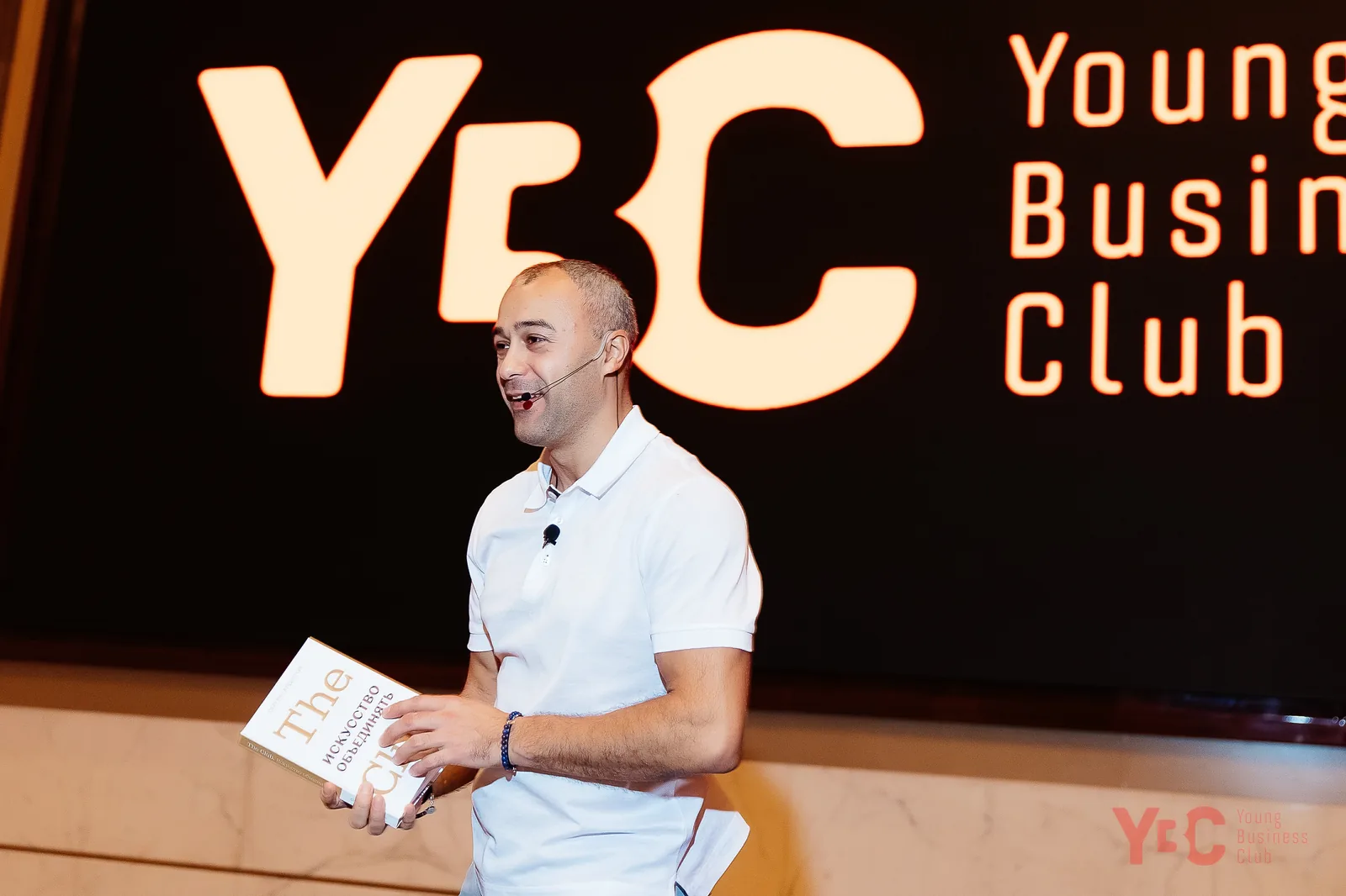 Спикер Vision Club в Дубае выступает перед предпринимателями международного бизнес‑клуба Спикер Vision Club в Дубае выступает перед предпринимателями международного бизнес‑клуба