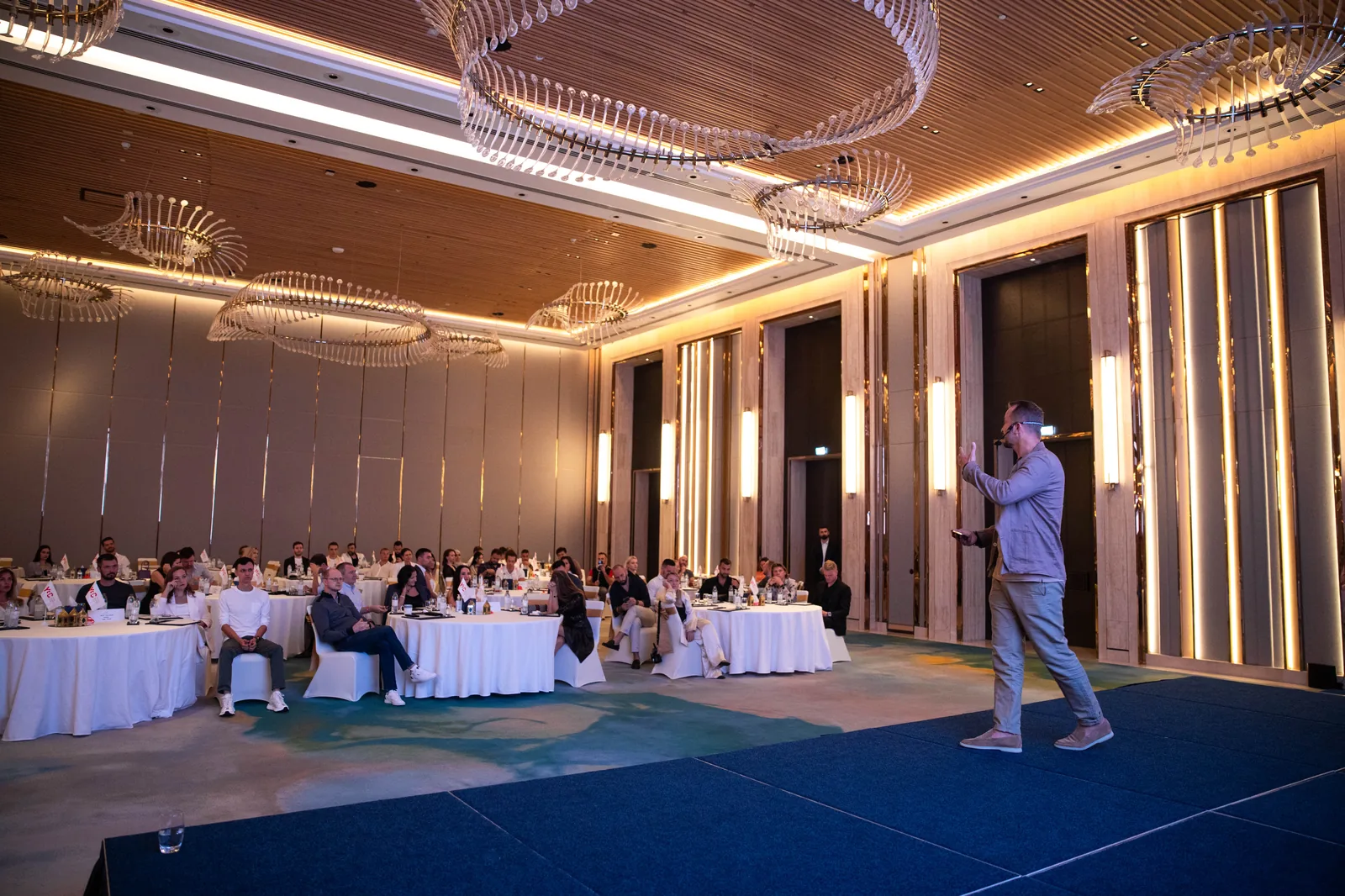 деловая встреча предпринимателей, иллюстрация к форум‑группам в Дубае