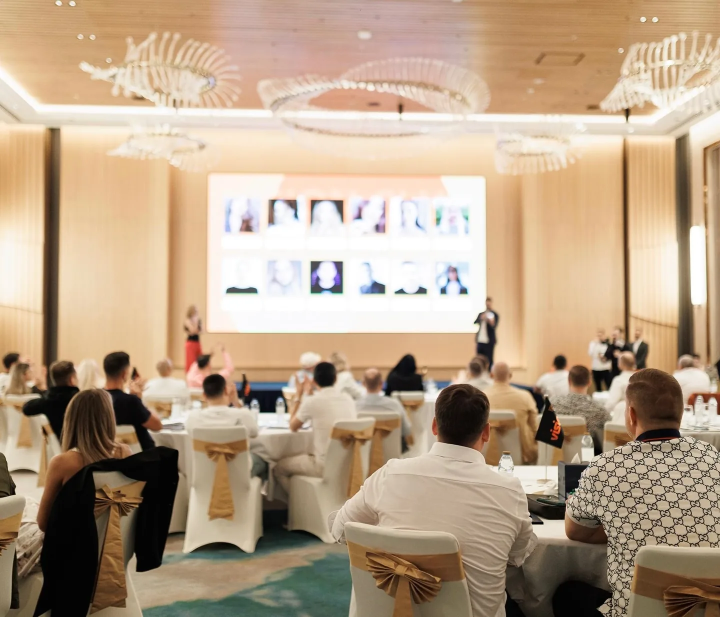 Декоративное фоновое фото с неразборчивым текстом для статьи о проблемах бизнеса в Дубае Декоративное фоновое фото с неразборчивым текстом для статьи о проблемах бизнеса в Дубае