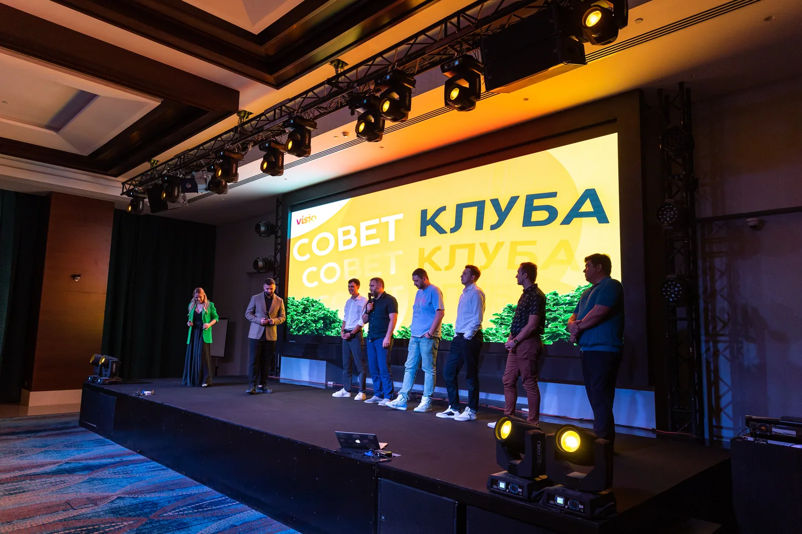 Предприниматели общаются в неформальной обстановке бизнес‑клуба в Дубае