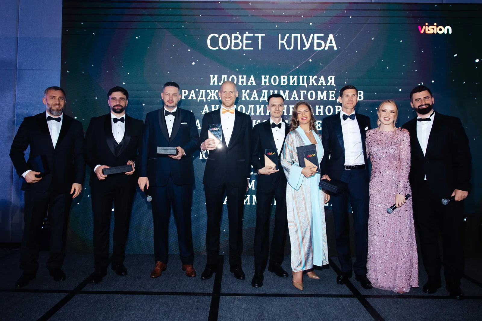 Предприниматели общаются на встрече бизнес‑клуба в Дубае