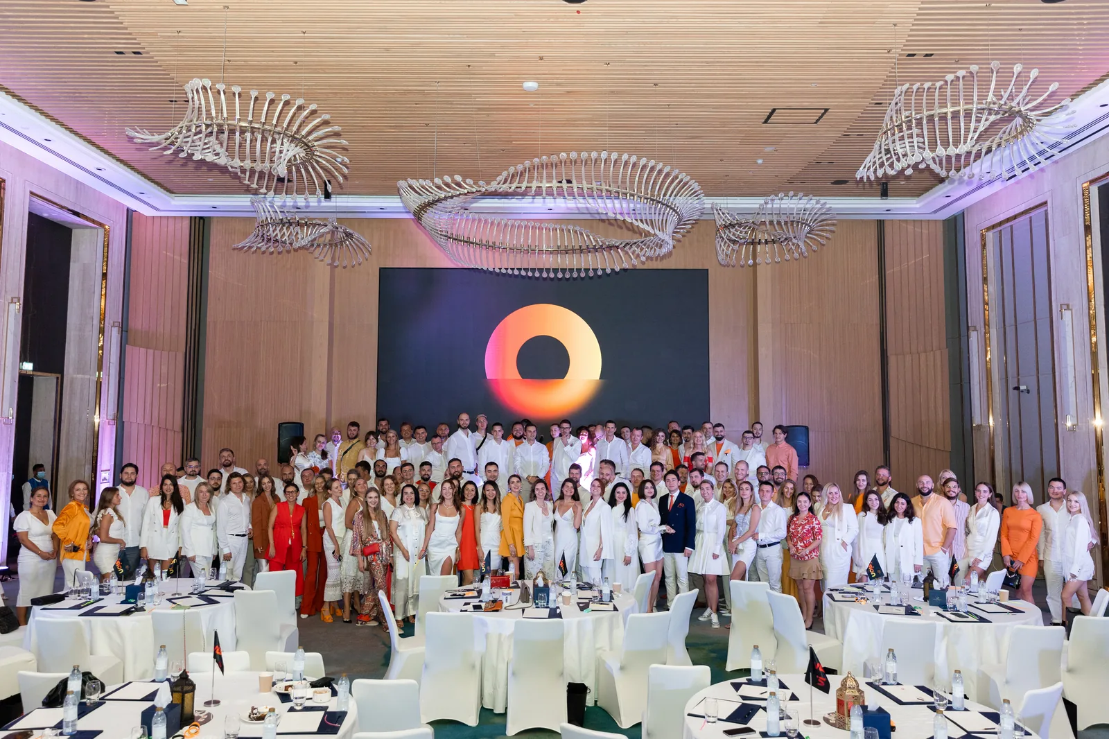 Предприниматель работает с документами и заметками, обдумывая развитие бизнеса в Дубае Предприниматель работает с документами и заметками, обдумывая развитие бизнеса в Дубае