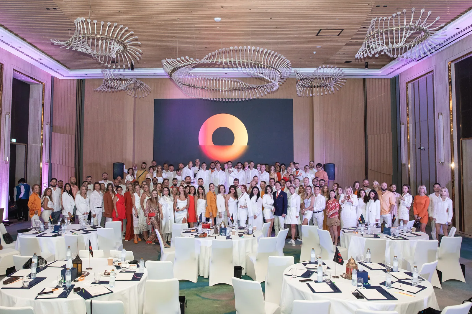 Предприниматель в Дубае среди городской среды, символизирующей поиск своих людей и деловых контактов