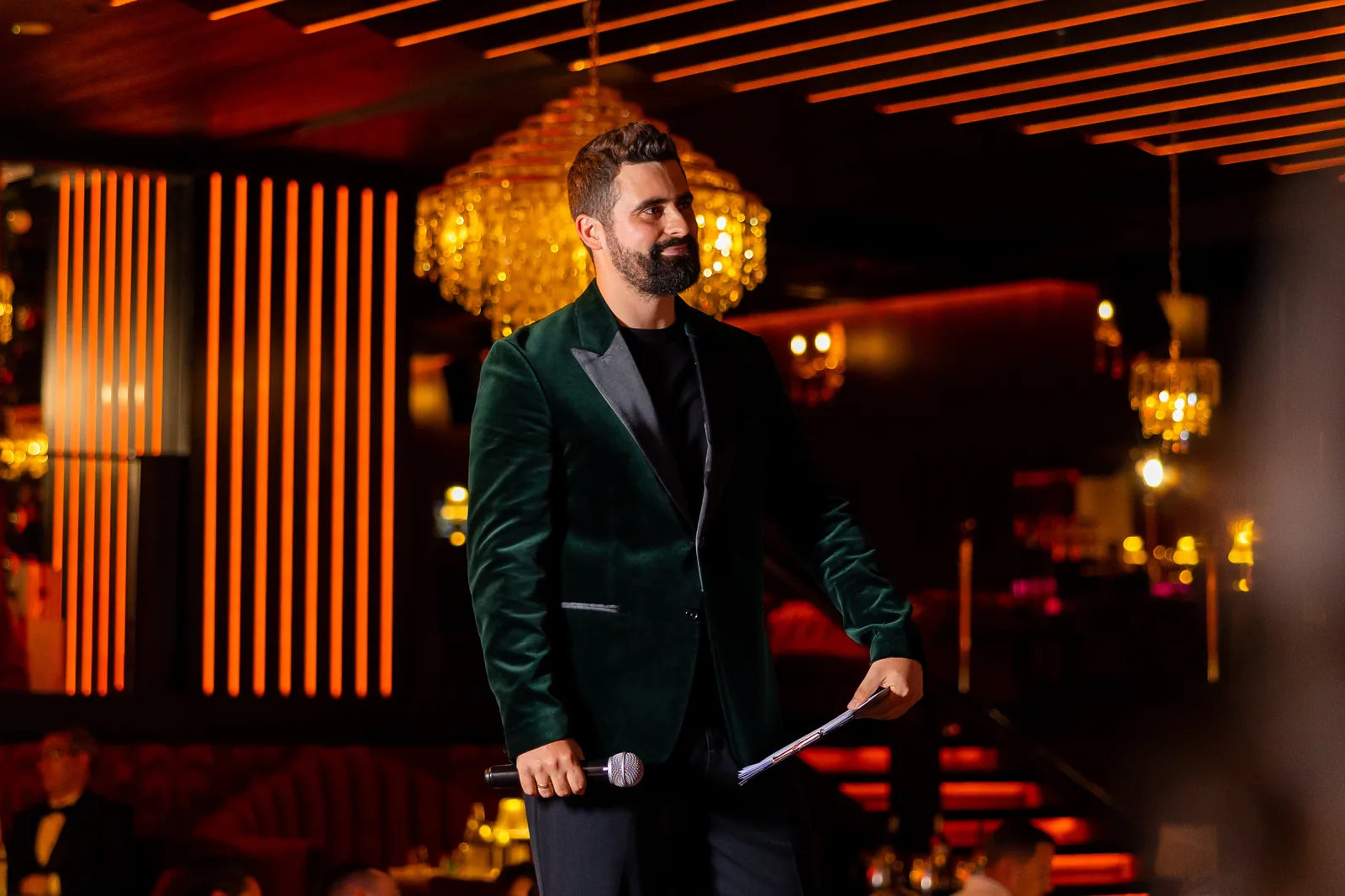 Фотография MIX 2358, горизонтальный кадр, снятый на Canon EOS R6, используется как фоновое изображение для страницы о сообществе предпринимателей в Дубае